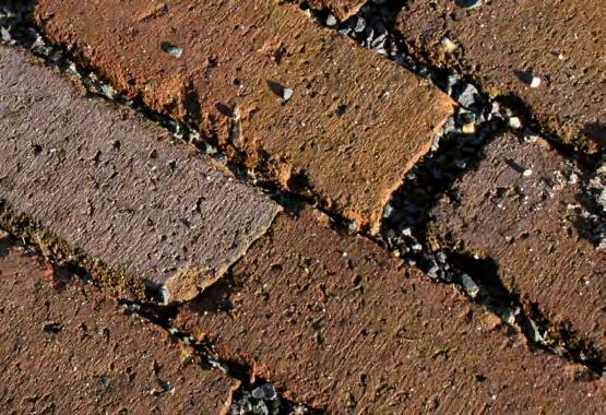 gebakken sierbestrating Door de structuren geeft een straatwerk van bakstenen een bijzonder resultaat. Een straatbaksteen is een oerhollands en 100% natuurlijk (klei)product.