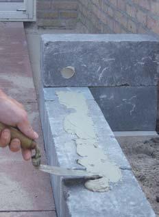 Fabrieksmatig vervaardigde droge mortel op cementbasis Geschikt voor zowel binnen- als buitentoepassingen Voor laagdikten van minimaal 2 mm tot maximaal 6 mm