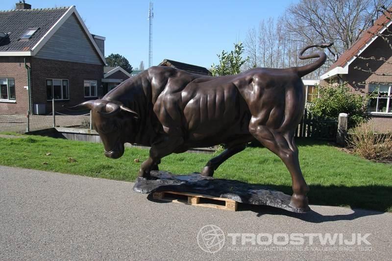 ONLINE VEILING Bronzen beelden en ''The Bull of Wallstreet'' (NL)
