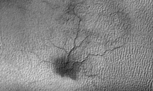 Een Mars-spin in wording. [NASA/JPL-Caltech/Univ. of Arizona] zijn tientallen tot honderden meters lang, en worden vooral in de duingebieden bij de zuidpool gevonden.