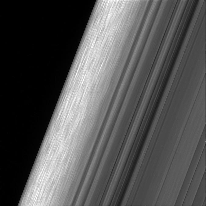 DE NIEUWSTE FOTO'S VAN DE RINGEN OM SATURNUS NASA's ruimtesonde Cassini heeft in december vorig jaar de beste opnames van Saturnus gemaakt tot nu toe.