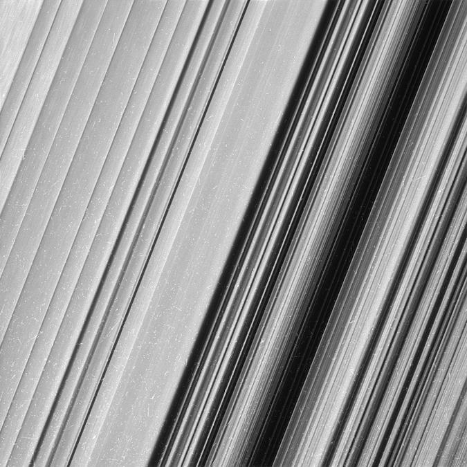 Beelden die details lieten zien van dunne strepen in de brede binnenste B-ring. Wetenschappers geloven dat het klompen ijs en puin zijn gevormd onder invloed van maan Mimas.