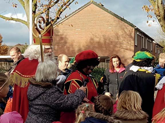 Nu was er gelukkig wel een moeder die het telefoonnummer had van Sinterklaas. Na een telefoontje aan onze grote kindervriend vertelde hij dat hij er aan kwam. En ja hoor!