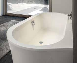 Het bad van sanitairacryl met naadloze bekleding is eenvoudig te reinigen en laat door haar gecentreerde afvoer ook baden met twee personen toe.