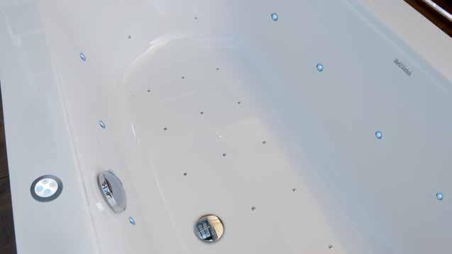 ] 4 whispersproeiers zorgen voor ontelbare vitaliserende luchtblaasjes ] Eenvoudig te bedienen: de sensortoetsen op de badrand 3] LEDspots en whisperjets zijn gelijkmatig verdeeld.