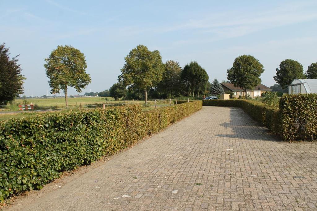 Bijzonderheden Gelegen net buiten de bebouwde kom van Oudenbosch; De snelwegen A58 en de A17 zijn goed bereikbaar; Alle voorzieningen (winkels, scholen, verenigingen) zijn op korte (loop/fiets)