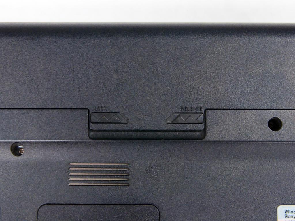 Sony Vaio PCG-7184L (VGN-NW240F) moederbord vervanging Stap 1 Batterij Schakel de laptop.