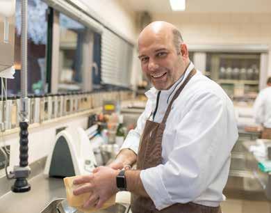 POLDERS VAN KRUIBEKE Kris De Roy tovert de Polders op je bord Kris De Roy (42) is de trotse chef van gastronomisch restaurant Hofke van Bazel, opgericht in 1996 en al drie jaar in het bezit van een