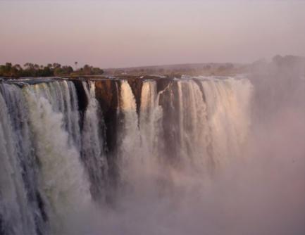 Johannesburg De overweldigende mystiek van de Victoria Falls 2 dagen kano varen op de Zambezi en wild kamperen op een eiland Laat