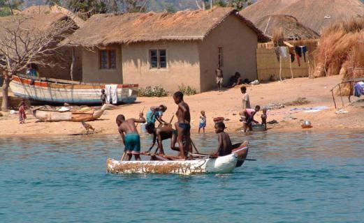 De lokale bevolking noemt de watervallen geheel terecht De rook die dondert of in de inheemse taal Mosi-oa-Tunya: het overdonderend geraas van het water en de fijne watermist die als een gordijn