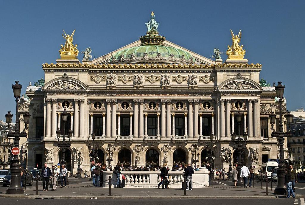 Garnier C., Opera van Parijs, 1861-1874 Dit werkstuk bestaat uit twee delen. Het eerste deel omvat de beschrijving van het kunstwerk, het tweede deel de analyse.