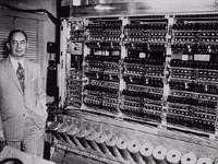 1946 John von Neumann en zijn medewerkers introduceren het concept van een computer met inwendig opgeslagen programma's.