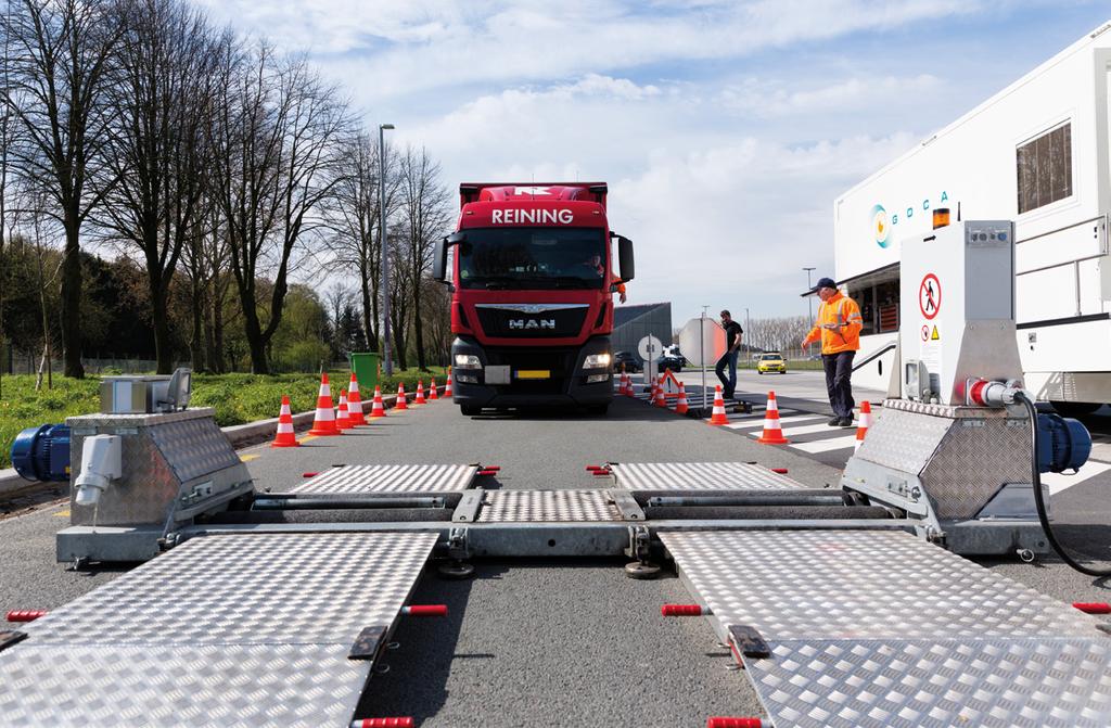 LE CONTRÔLE TECHNIQUE Rapport Annuel 2015 KEURING LANGS DE WEG Overeenkomstig de Europese richtlijn 2000/30/ CE moeten er langs de weg systematisch technische keuringen uitgevoerd worden op