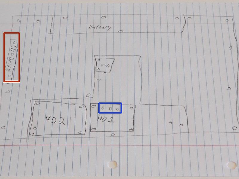 Stap 3 Schets een diagram van de onderzijde van de laptop. Zorg ervoor dat alle van de schroefgaten te markeren. Opmerking: deze stap is optioneel, maar het wordt sterk aanbevolen.