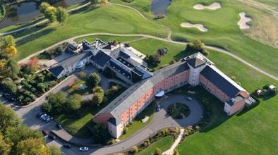 Je verblijf staat in het teken van ontspanning, dankzij de uitgebreide faciliteiten van het hotel: restaurant, bar, golf met 18 holes, verwarmd binnenzwembad, sauna, jacuzzi en solarium.