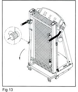 DE LOOPBAND UITKLAPPEN Maak het loopvlak los door de knop onder het loopvlak tegen de klok in te draaien. Laat het loopvlak langzaam zakken totdat hij op de grond staat (zie Fig. 13).