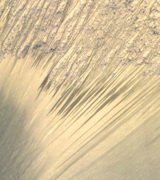 AANWIJZINGEN VOOR STROMEND WATER Opnamen NASA s Mars Reconnaissance Orbiter laten op hellingen rond de evenaar donkere strepen zien, die zich met de seizoenen verplaatsen.