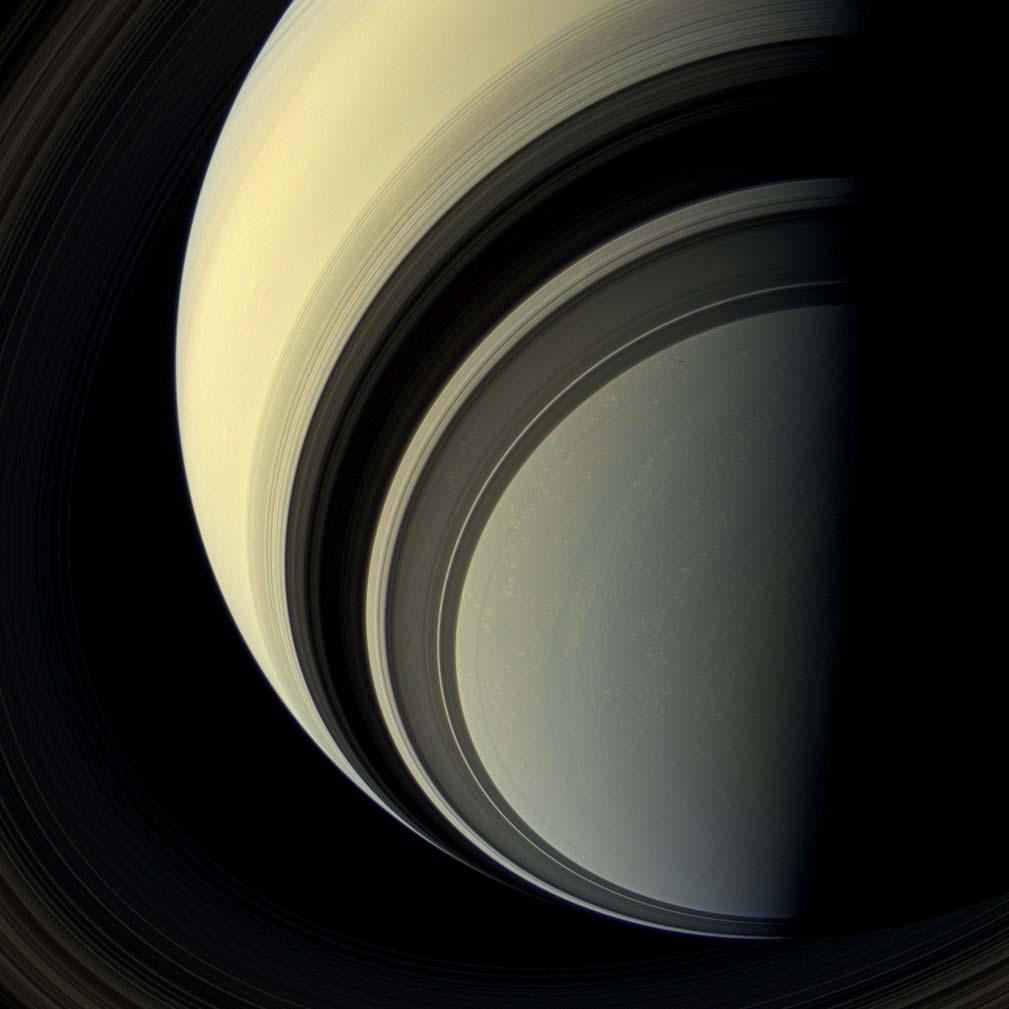 Werkelijk een fantastisch mooie opname van de schaduwen van de ringen op de planeet. Linksonder en -boven zijn nog kleine delen van die ringen te zien.