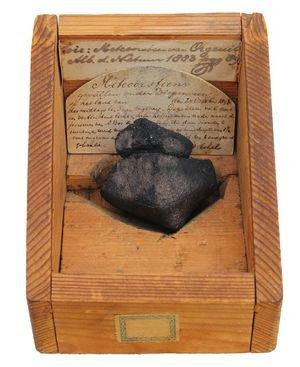METEORIET NAAR NATURALIS Een meteoriet die 140 jaar geleden op een akker in Diepenveen (Overijssel) insloeg en tot 2012 verborgen bleef voor de wetenschap, kreeg op 12 december een plekje in