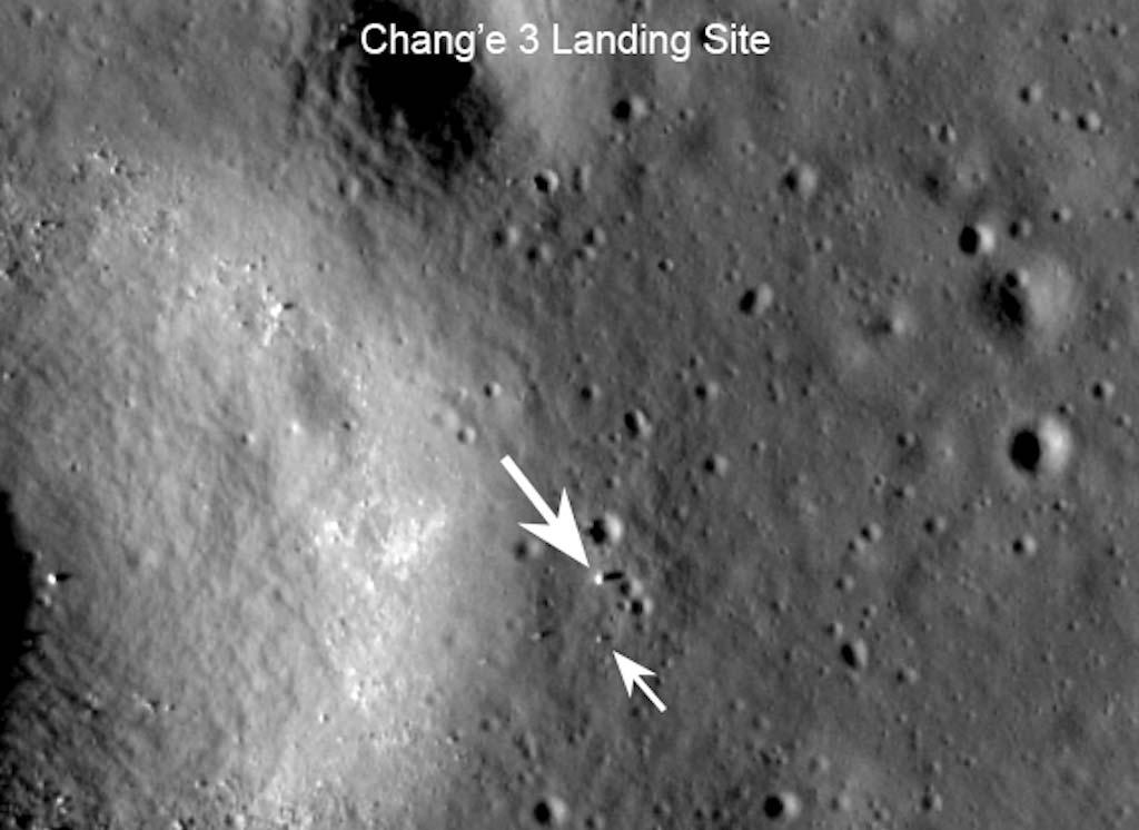 NASA'S LRO FOTOGRAFEERDE CHANG'E 3 EN YUTU OP DE MAAN De grote pijl geeft de Chang'e 3 aan en de kleine pijl wijst naar de Yutu Op de nieuwste opnames van Lunar Reconnaissance Orbiter zijn zowel de