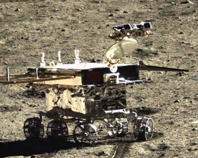 Daar zullen ze vanuit hun omloopbaan gezelschap houden van de Curiosity en de Opportunity die op het Marsoppervlak rondrijden en druk bezig zijn met het verzamelen van wetenschappelijke gegevens.