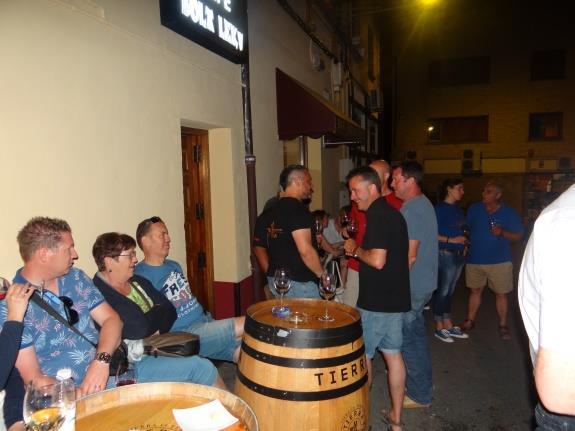 Als wijnen werden de Tierra Blanco, Tierra Crianza en Tierra Rosé van Carlos gepresenteerd. In nr. 7, Kafe Bola Leku (zo stilaan ons stamcafé) kwam de ganse groep weer bij elkaar.