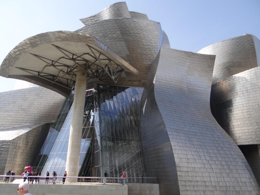 Guggenheim Museum Bilbao (Frank Gehry) Het spectaculaire museum Guggenheim werd ontworpen door de Canadees Frank Gehry en was een van de eerst projecten binnen het Baskische moderniseringsprogramma.