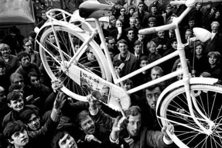 jong zig gezi wd 1950 acties e acties gebor partij twee eig maar sportvigg, htoricus twee hoor zij samlevg jar onrst drie powpot wordt jongs Hippies actiegroep kmk gasbel?