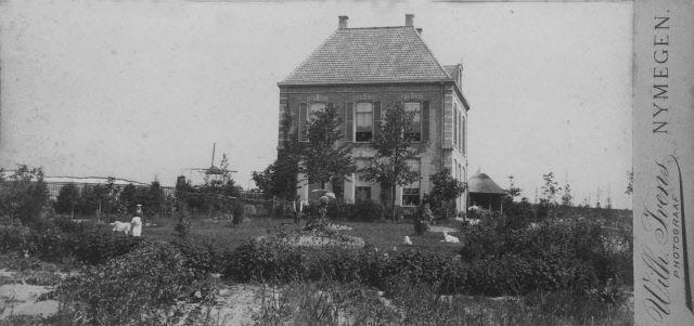Foto van Villa Alpha met op de achtergrond de Witte Molen, datering ca. 1880 (bron: www.noviomagus.