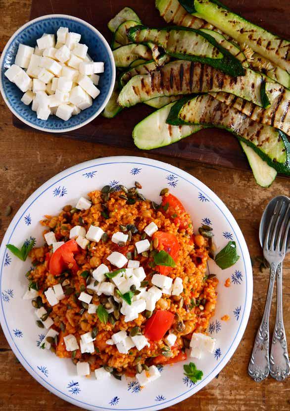 Kruidige bulgur met kikkererwten, feta en gegrilde courgette VEGA HOOFDGERECHT ~ 40 MIUTE ~ M ~ 524 KCAL 1 ui 1 blikje tomatenpuree 200 gram bulgur 1,5 courgette 4 tomaten 1 blikje kikkererwten 30