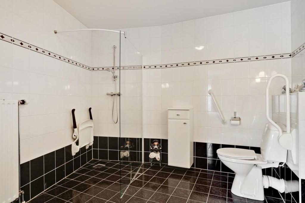 Te koop: Princentuin 114 te Breda Badkamer De ruime badkamer is volledig betegeld en is ca. 9 m².