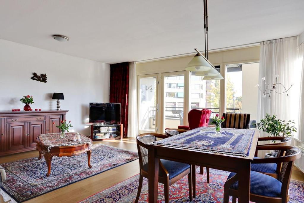 Woonkamer De ruime woonkamer is ca. 40 m² en heeft dubbel openslaande deuren naar het balkon. Door deze openslaande deuren kan men binnen heerlijk van het buitenleven genieten.