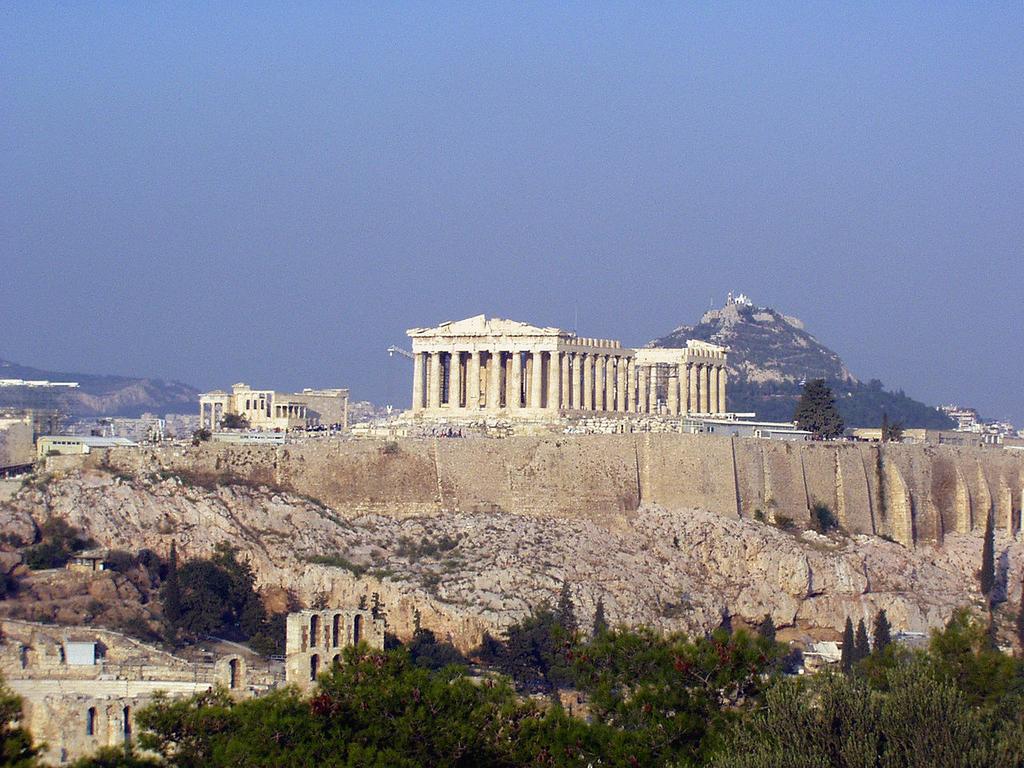 De Griekse oudheid In het hedendaagse Griekenland kun je nog veel zien uit de Griekse oudheid. Kun je de juiste uitleg bij de foto s plaatsen?
