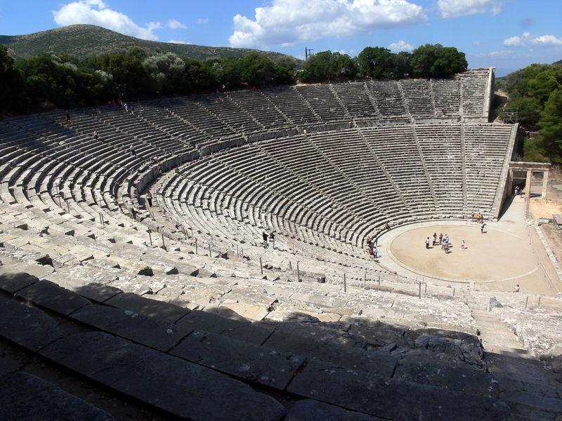 Het is de bekendste bezienswaardigheid van Griekenland. 3. d) Knossos 4. Tien eeuwen lang was Knossos de eerste en grootste stad in Griekenland en van heel Europa.