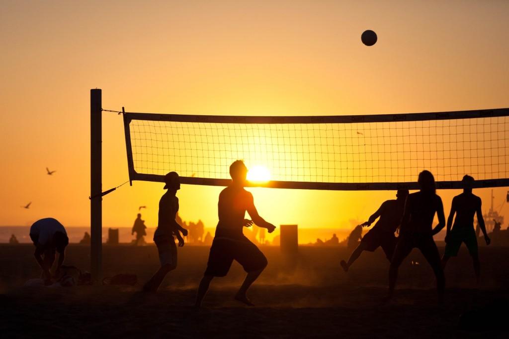 Kosten: (volleybalveld zonder begeleiding) 45,00 Kosten p.p.:(toernooi incl. velden en begeleiding) 10,00 Beachsoccer Voetballen krijgt een heel andere dimensie op het strand.