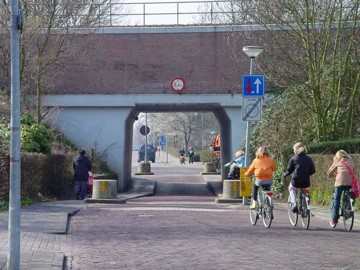 ONGENOEGENS 43 onveilig- vooral voor kinderen. Op de Hermelijnsingel en Beversingel wordt vaak veel te hard gereden door auto's.