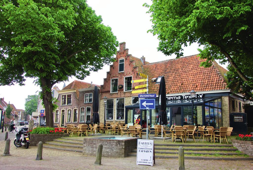 Langs de liefdevol gerestaureerde huizen met mooie gevels slenteren drommen toeristen langs de vele leuke winkeltjes en cafés. De terrassen liggen er op zulke dagen uitnodigend bij.