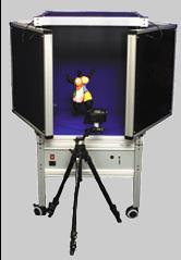 Met een digitale fotocamera wordt er een serie opnames van de het object uit verschillende kijkhoeken opgenomen (bijv. rotatie van de draaitafel per 15 graden).