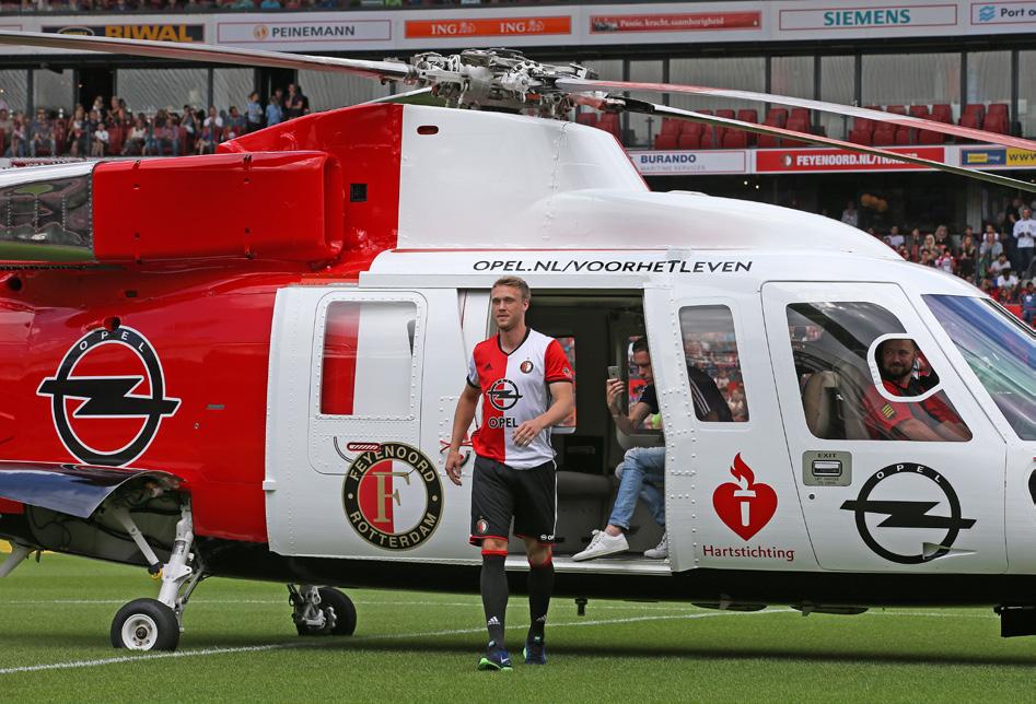 HET SEIZOEN IN VOGELVLUCHT HET SEIZOEN IN VOLGEVLUCHT HONDSTROUWE FEYENOORD- SUPPORTERS EINDELIJK BELOOND DE SHOW BEGINT EIND JUNI 2016.