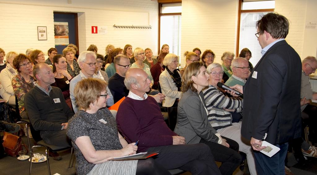 LAAGGELETTERDHEID SAMEN AANPAKKEN: START VAN EEN NETWERK Op 22 maart 2017 vond in de vestiging Mierlo van Bibliotheek Dommeldal een Minicongres plaats, met als onderwerp: Laaggeletterdheid in onze