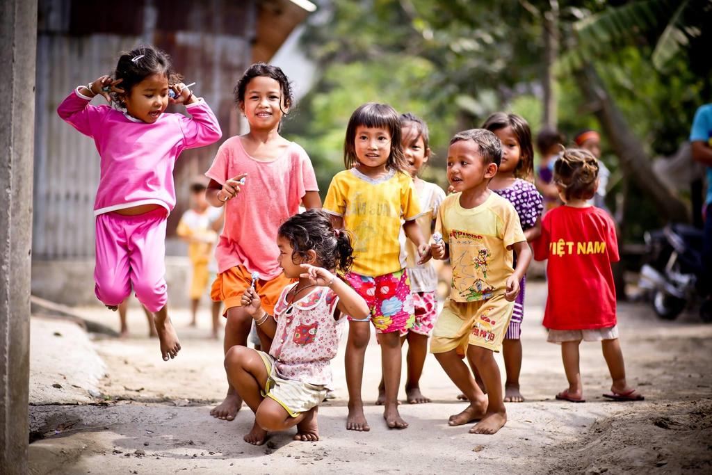 VIETNAMESAMEN MET BEDRIJVEN KINDERARBEID AANPAKKEN Vietnam is het eerste land in Azië dat in 1990 het kinderrechtenverdrag ondertekende.