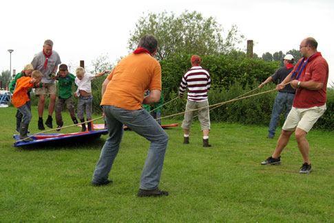 Buiten Battle De Buiten Battle is een leuke verzameling spellen die buiten gespeeld kunnen worden. Veelal met attributen die op een vakantiepark aanwezig zijn. Vraag hiernaar bij de technische dienst.