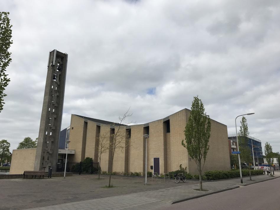 B288 Vrije Nesse 11, Bodegraven Typologie: Kerk Beschrijving: De Salvatorkerk staat in een woonwijk uit de jaren 60 van de 20ste eeuw en heeft een langgerekte onregelmatige plattegrond.