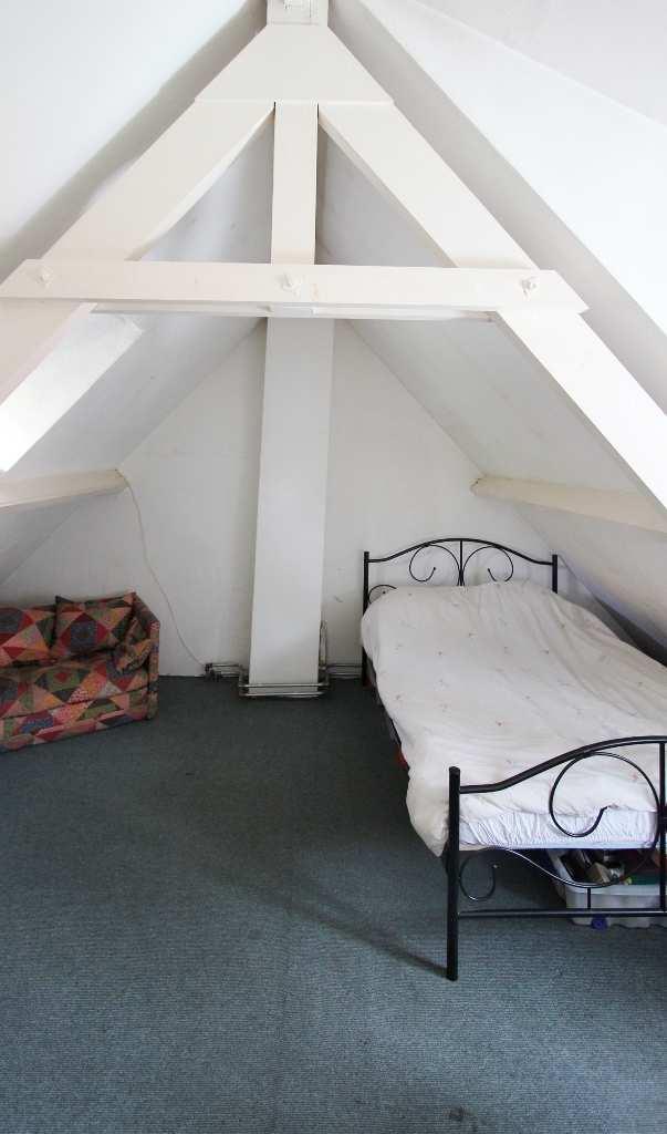 Slaapkamer 2: Fijne grote slaapkamer! Vloerafwerking: tapijt. Wandafwerking: stucwerk.