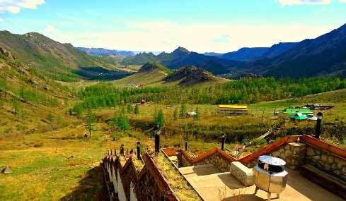 09:00 Transfer naar Terelj National Park met onderweg een stop bij het Ghenkis Khan standbeeld op de steppen van Mongolië.