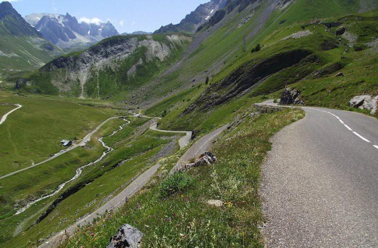 4. Col du Galibier (vanuit Valloire) 18km Frankrijk Als men aan de Galibier denkt dan wordt deze vaak opgenomen in de Tour de France het is een prachtige beklimming en je kan deze starten vanuit