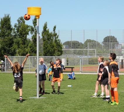 Wedstrijden De Zondervannetjes (ook wel: de goegies) arriveerden zoals áááááltijd netjes op tijd in het zonovergoten sportpark de Dijken in Leidschenveen.