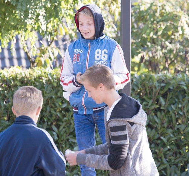 De brugklas Leerlingen in de brugklas krijgen extra aandacht door ze goed te begeleiden in hun gewenningsproces tijdens het eerste jaar in het voortgezet onderwijs.