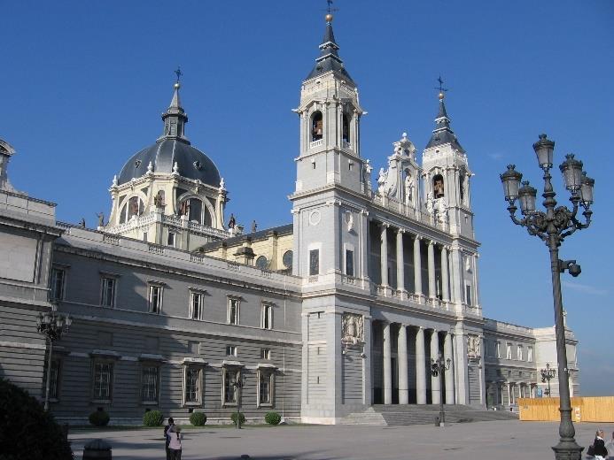 Aan de overkant staat het Paleis van de Hertogen van Uceda of Raadspaleis (11) waar het kapitein-generaalschap van Madrid is gevestigd; het werd gebouwd in opdracht van Cristóbal Gómez de Sandoval,