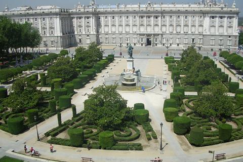 Het gebouw werd ontworpen door Filippo Juvara, Juan Bautista Sacchetti en Francisco Sabatini voor Filips V en Ferdinand VI, die hier zelf nooit gewoond hebben; van hieruit regeerden echter wel Karel